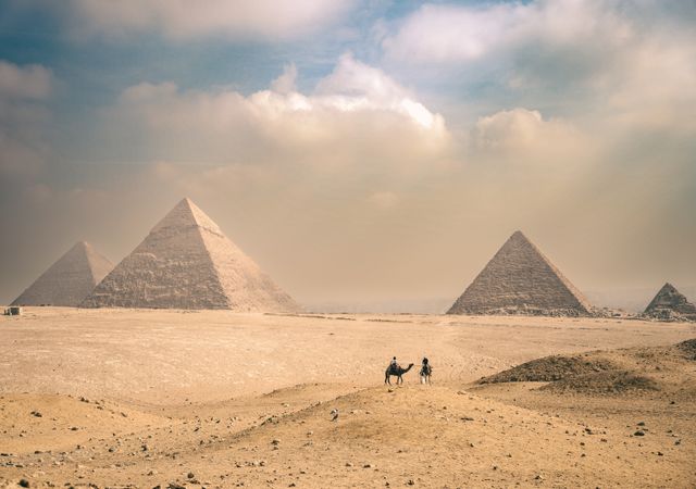 Pirámides de Guiza en Egipto, uno de los lugares más famosos para visitar cerca de El Cairo.