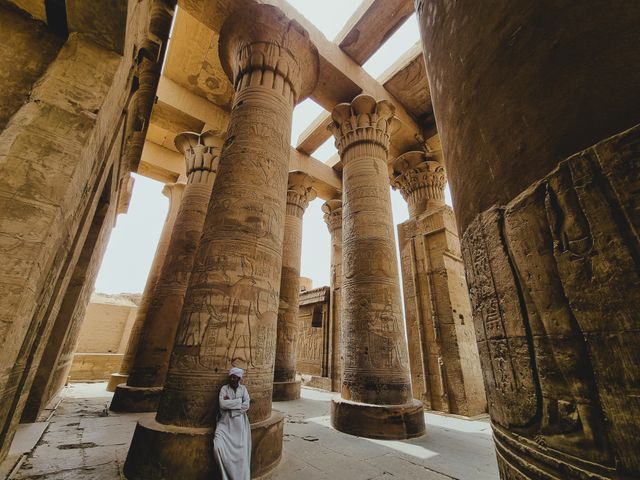 Templo antiguo en Egipto con columnas talladas y jeroglíficos, uno de los lugares históricos para ver en el país.