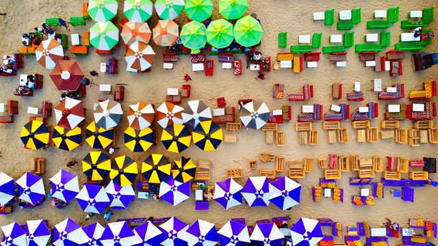 Vista aérea de una playa en Ghana con sombrillas coloridas, imagen relacionada con una guía sobre dónde queda Ghana y qué saber antes de viajar.