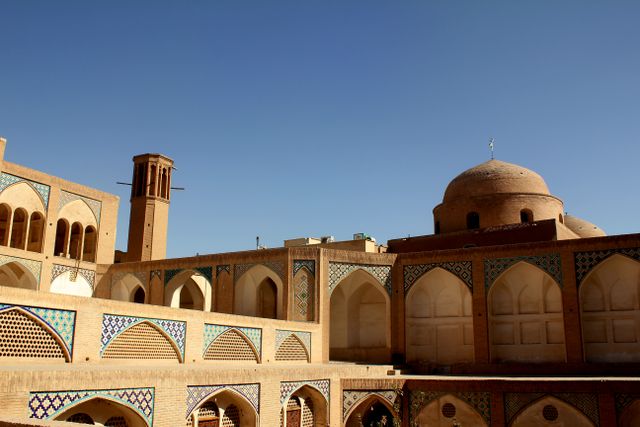 Arquitectura persa en Irán con arcos, cúpula y azulejos decorativos, imagen relacionada con qué ver en el país.