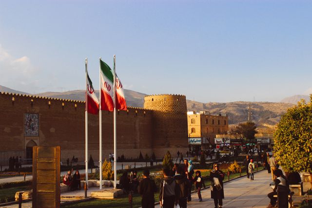 Banderas de Irán frente a la ciudadela de Karim Khan en Shiraz, imagen relacionada con qué ver antes de viajar al país.