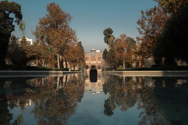 Teherán, capital de Irán y puerta de entrada al país Jardines y arquitectura tradicional en Teherán, capital de Irán, imagen relacionada con qué ver antes de viajar al país.