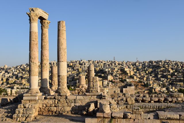 Ruinas romanas en Amán, capital de Jordania, con la ciudad al fondo.