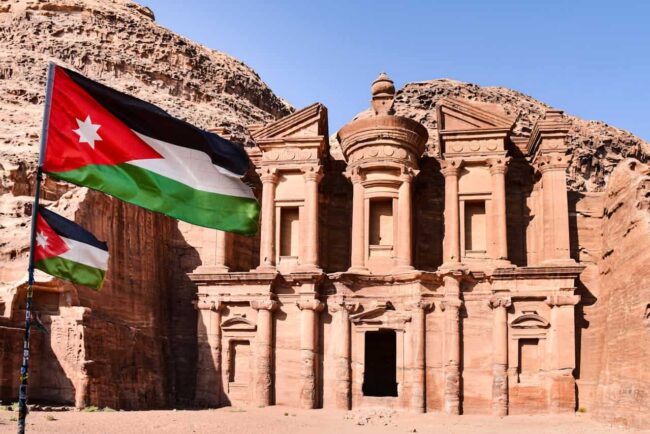 Bandera de Jordania frente al Monasterio de Petra, uno de los sitios arqueol&oacute;gicos m&aacute;s famosos del pa&iacute;s.