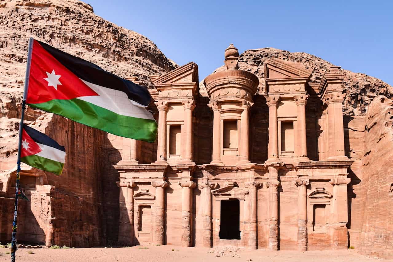 Bandera de Jordania frente al Monasterio de Petra, uno de los sitios arqueológicos más famosos del país.