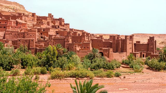 Ait Ben Haddou, uno de los lugares más famosos de Marruecos Ait Ben Haddou en Marruecos, una antigua ciudad de adobe cerca del desierto y uno de los lugares más famosos para visitar en el país.