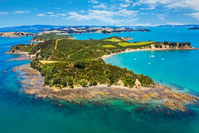 Bahías e islas de Nueva Zelanda en la Isla Norte Vista aérea de una bahía en Nueva Zelanda con islas, playas y aguas turquesas, paisaje típico de la Isla Norte.