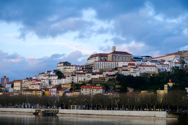 Vista de Coimbra en Portugal junto al río Mondego, imagen relacionada con qué ver antes de viajar al país.