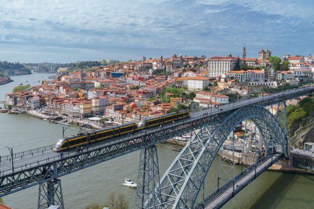 Oporto y el puente Dom Luís I en Portugal Vista de Oporto en Portugal con el puente Dom Luís I sobre el río Duero, una de las ciudades más importantes para visitar en el país.