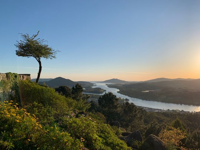 Paisaje natural de Portugal con río, montañas y mirador al atardecer, imagen relacionada con qué ver antes de viajar.