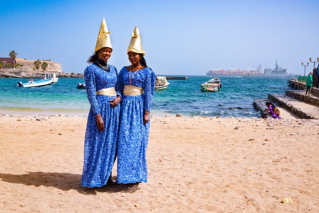 Cultura y costa de Senegal en África occidental Mujeres con vestimenta tradicional en la costa de Senegal, imagen relacionada con una guía sobre dónde queda el país y qué saber antes de viajar.