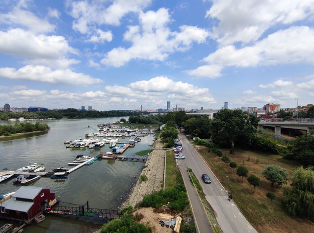 Vista de Belgrado junto al río, capital de Serbia, en una guía sobre dónde queda Serbia y qué ver en el país.