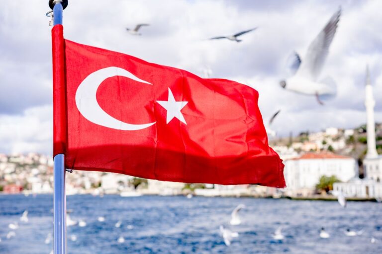 Bandera de Turqu&iacute;a frente al B&oacute;sforo en Estambul, imagen relacionada con una gu&iacute;a sobre d&oacute;nde queda Turqu&iacute;a y qu&eacute; saber antes de viajar.