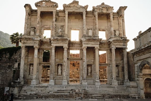 Biblioteca de Celso en Éfeso, Turquía, uno de los sitios arqueológicos más importantes para visitar en el país.