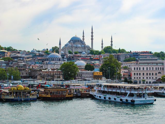 Vista de Estambul en Turquía, con mezquitas, barcos sobre el Bósforo y paisaje urbano junto al agua.