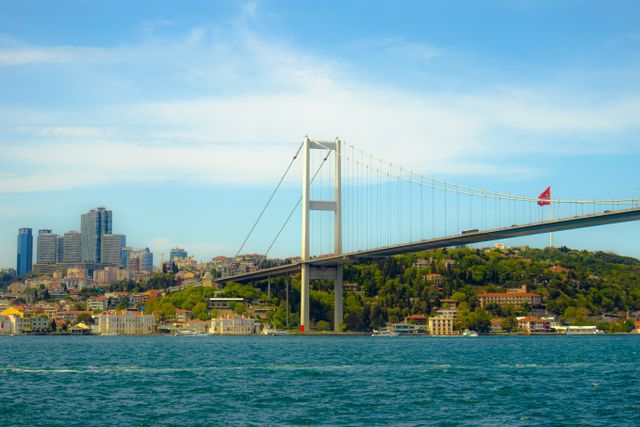 Puente del Bósforo en Estambul, Turquía, imagen relacionada con una guía sobre dónde queda Turquía entre Europa y Asia.