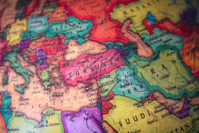 Mapa de Turquía y países vecinos, con Estambul, Ankara, el mar Negro y el Mediterráneo, imagen relacionada con dónde queda Turquía.