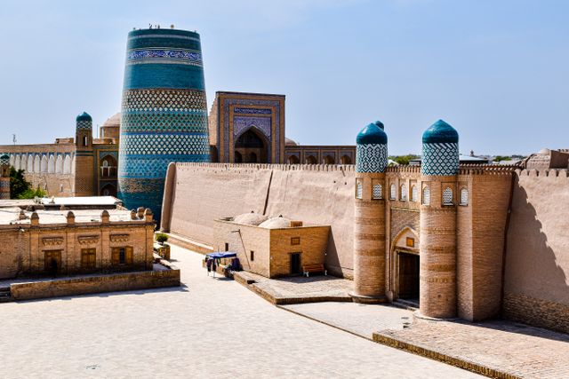 Jiva, una de las joyas históricas de Uzbekistán Ciudad histórica de Jiva en Uzbekistán, con murallas, minaretes azules y arquitectura de la Ruta de la Seda.