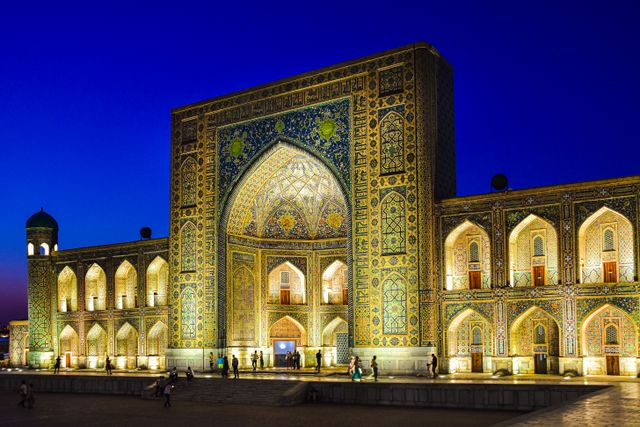 Registán de Samarcanda, joya histórica de Uzbekistán Plaza del Registán iluminada de noche en Samarcanda, uno de los lugares más famosos para ver en Uzbekistán.