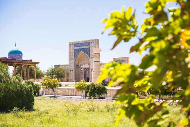 Arquitectura histórica de Samarcanda en Uzbekistán, con cúpulas azules, azulejos y jardines de la Ruta de la Seda.