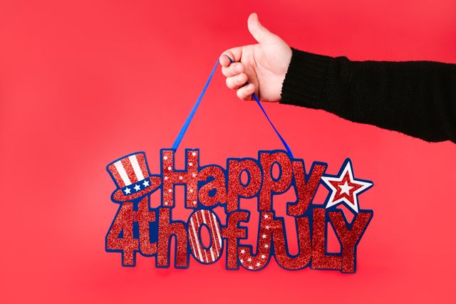 Cartel de Happy 4th of July con colores de Estados Unidos, imagen relacionada con dónde vivir el Día de la Independencia si viajas a EE.UU.