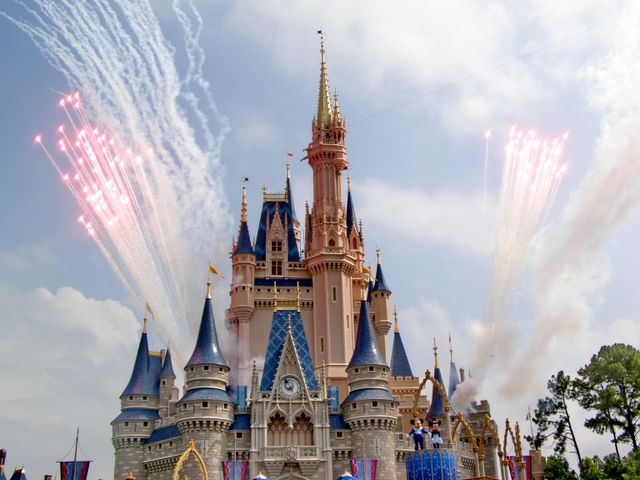 Fuegos artificiales sobre el castillo de Magic Kingdom en Disney World, imagen relacionada con dónde vivir el Fourth of July en Estados Unidos.