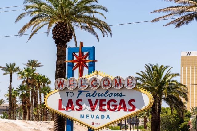 Cartel de bienvenida a Las Vegas, imagen relacionada con dónde vivir el Fourth of July durante un viaje por Estados Unidos.