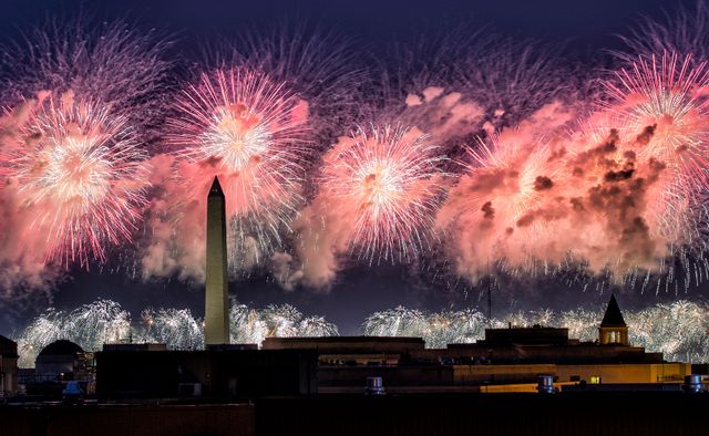 Fuegos artificiales del Fourth of July sobre el Monumento a Washington, imagen relacionada con dónde vivir el Día de la Independencia en Estados Unidos.
