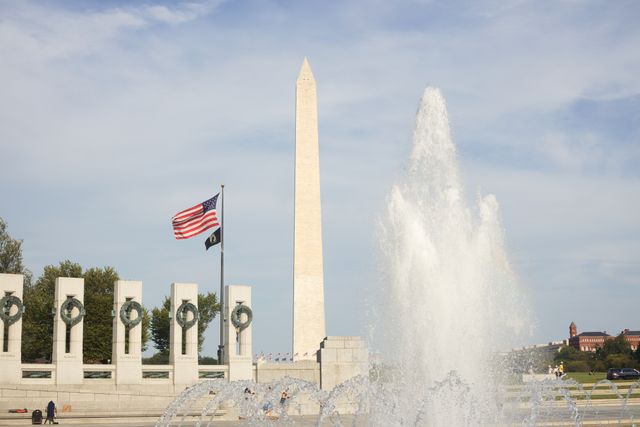 Monumento a Washington con bandera de Estados Unidos y fuentes, imagen relacionada con dónde vivir el Fourth of July en Washington D.C.