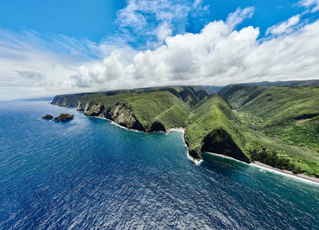Paisaje costero de Hawaii con acantilados verdes y océano Pacífico, una imagen representativa del archipiélago.