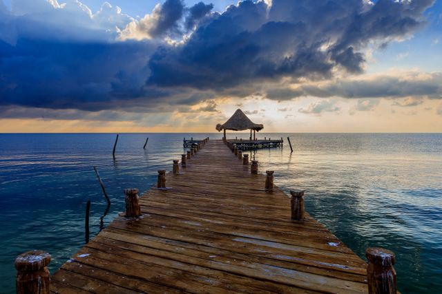 Muelle de madera en Holbox al atardecer, una de las islas más lindas del mundo para disfrutar playas y paisajes tranquilos.