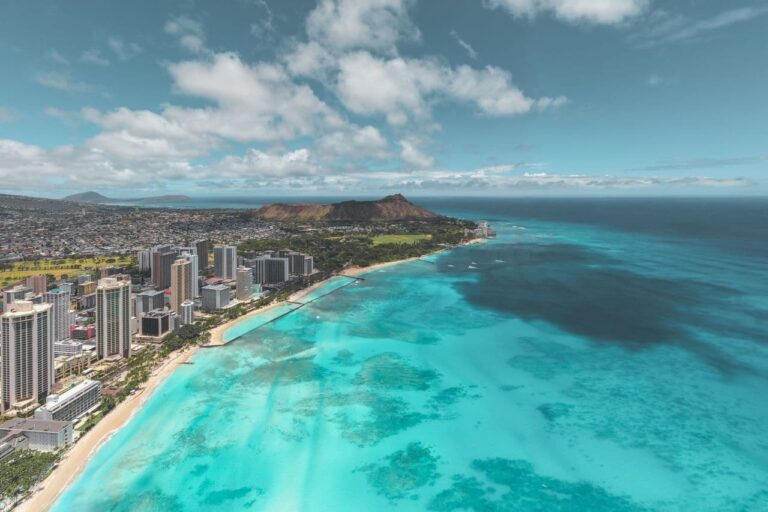 Vista a&eacute;rea de Honolulu, Waikiki y Diamond Head en Oahu, Hawaii, con aguas turquesas del oc&eacute;ano Pac&iacute;fico.