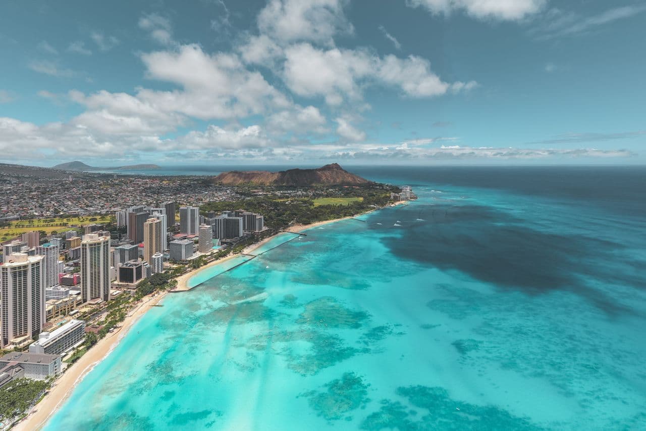 Vista aérea de Honolulu, Waikiki y Diamond Head en Oahu, Hawaii, con aguas turquesas del océano Pacífico.
