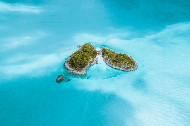 Peque&ntilde;a isla paradis&iacute;aca rodeada de aguas turquesas, un paisaje ideal para una gu&iacute;a sobre las islas m&aacute;s lindas del mundo.