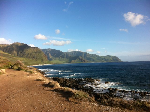 Costa de Kauai con montañas verdes y el océano Pacífico, una de las islas más lindas del mundo en Hawái.