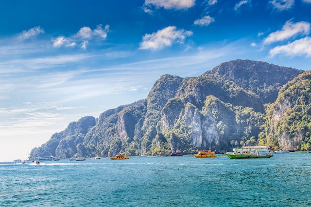 Vista de Koh Phi Phi con mar turquesa, barcos y acantilados, una de las islas más lindas del mundo en Tailandia.