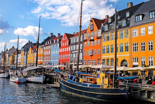 Canal de Copenhague con casas de colores y barcos, una de las ciudades destacadas en rankings globales de calidad de vida.
