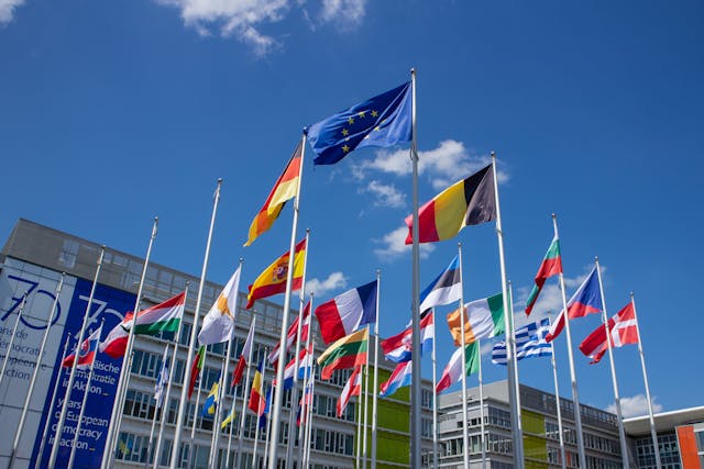 Banderas de países europeos frente a un edificio institucional, imagen útil para una nota sobre mejores ciudades para vivir en 2026.
