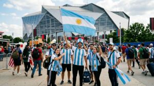 Hinchas argentinos frente a un estadio en Estados Unidos, imagen relacionada con cu&aacute;nto cuesta viajar al Mundial 2026 desde Argentina.