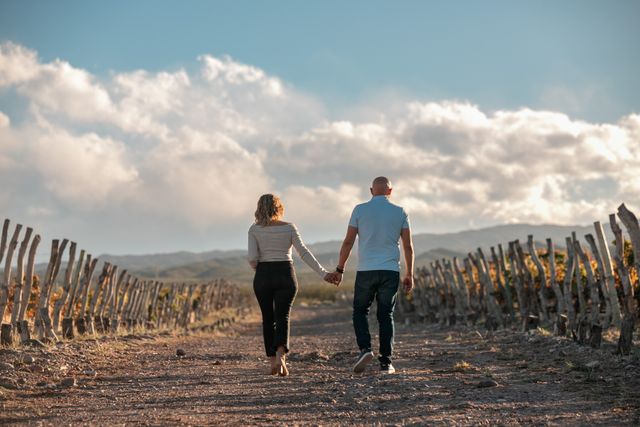 Mendoza, destino ideal para viajes de jubilados en Argentina Pareja caminando entre viñedos en Mendoza, Argentina, imagen relacionada con paquetes de viajes para jubilados en 2026.