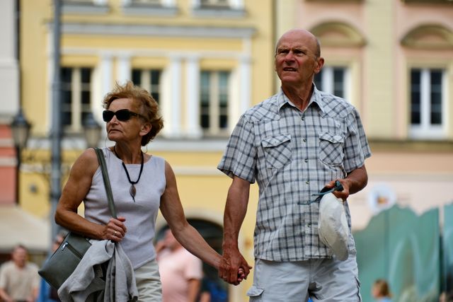 Pareja de adultos mayores recorriendo una ciudad durante un viaje, imagen relacionada con paquetes turísticos para jubilados en 2026.