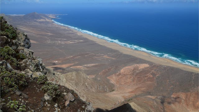 Vista panorámica de la Playa de Cofete en Fuerteventura, uno de los arenales más extensos y salvajes de España.