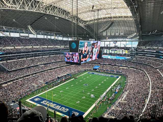 Interior del AT&T Stadium cerca de Dallas, estadio de los Dallas Cowboys y uno de los recintos deportivos más famosos de Texas.