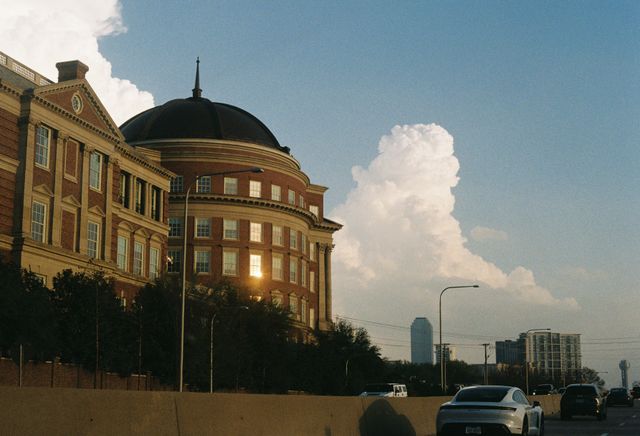 Centro de Dallas y arquitectura urbana Vista urbana de Dallas con edificios históricos, autopista y skyline al fondo, imagen para una guía sobre qué hacer en la ciudad.