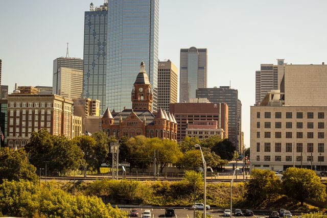 Downtown Dallas, historia y rascacielos en el centro Vista del centro de Dallas con rascacielos y el antiguo edificio Old Red Museum, una zona clave para conocer la historia de la ciudad.