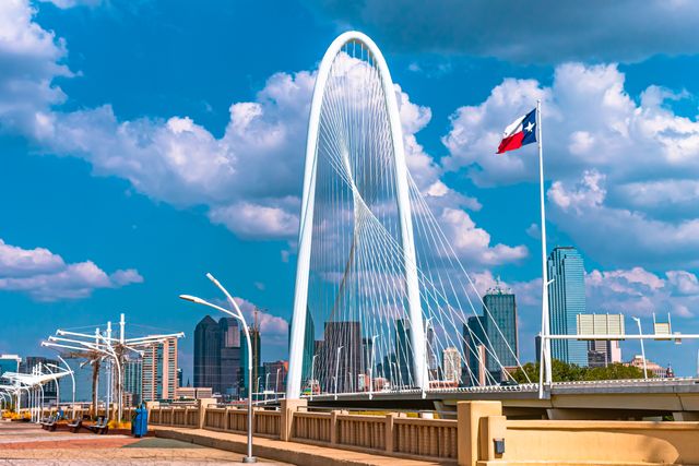 Puente Margaret Hunt Hill y skyline de Dallas, uno de los lugares más reconocibles para visitar en la ciudad.
