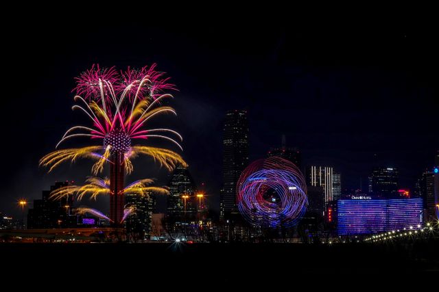 Fuegos artificiales sobre la Reunion Tower y el skyline de Dallas de noche, una de las postales más llamativas de la ciudad.