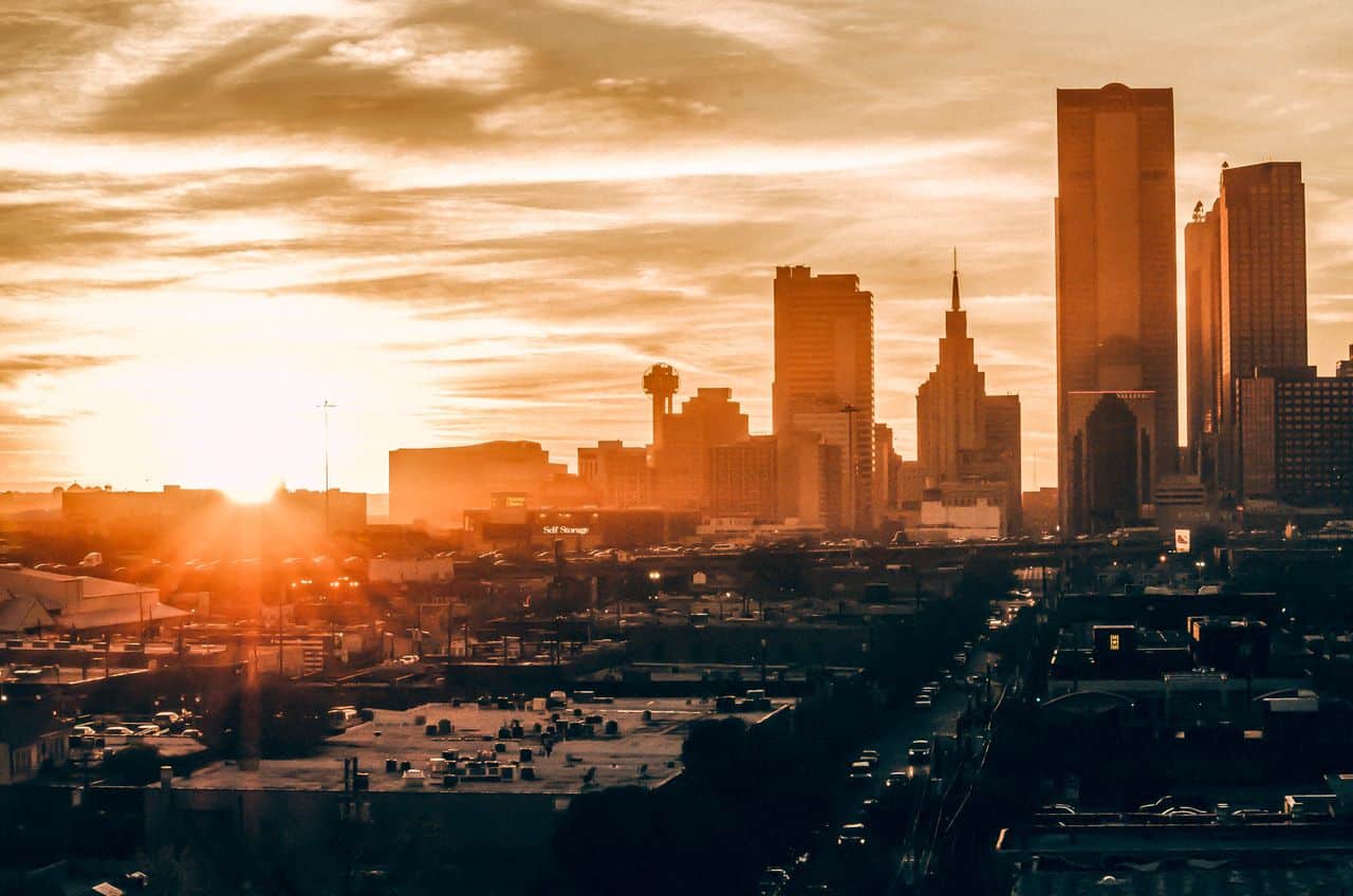 Skyline de Dallas al atardecer, con la Reunion Tower y rascacielos del centro de la ciudad.