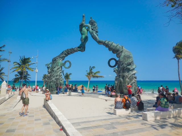 Portal Maya en el Parque Fundadores de Playa del Carmen, frente al mar Caribe y cerca de la Quinta Avenida.