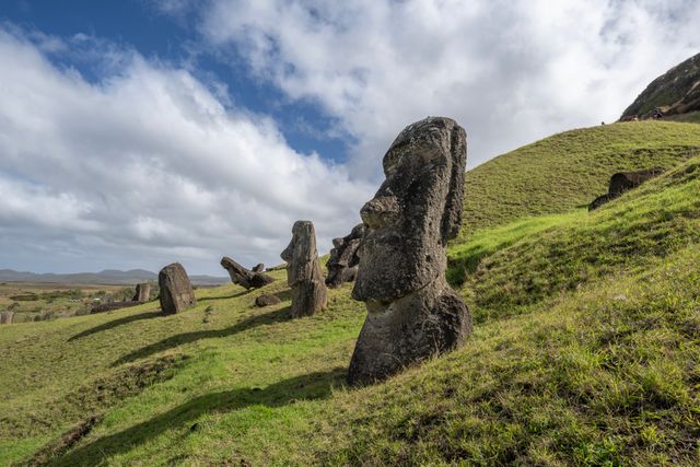 Moáis en Rapa Nui sobre una ladera, una de las islas más lindas del mundo por su paisaje y su historia.